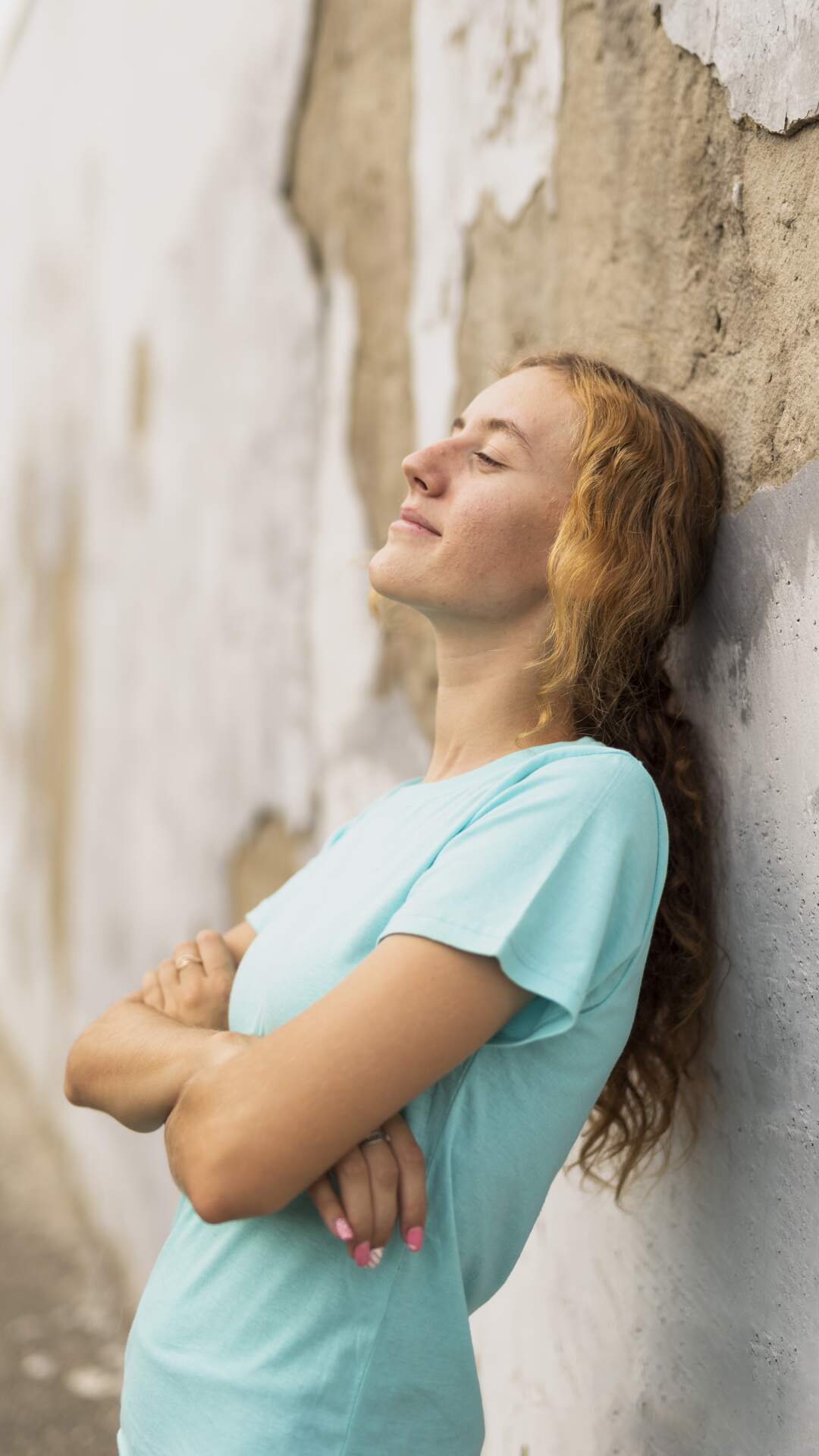 portrait-woman-sitting-with-arms-crossed